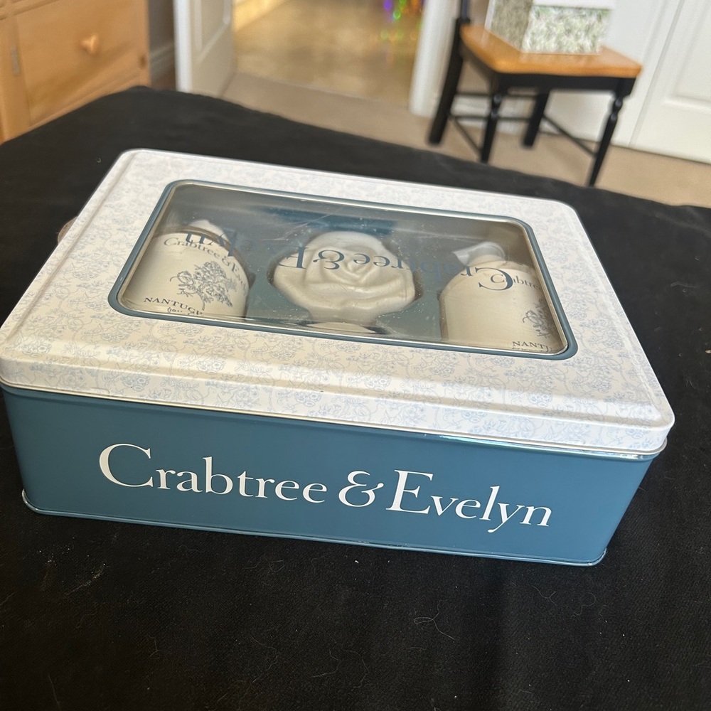Crabtree & Evelyn Nantucket Blue Tin Gift Set - Picture 4 of 7